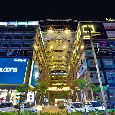 FabHotel Parkland A Ahmedabad Buitenkant foto