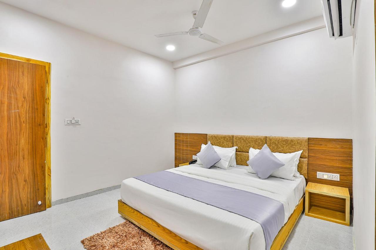 FabHotel Parkland A Ahmedabad Buitenkant foto