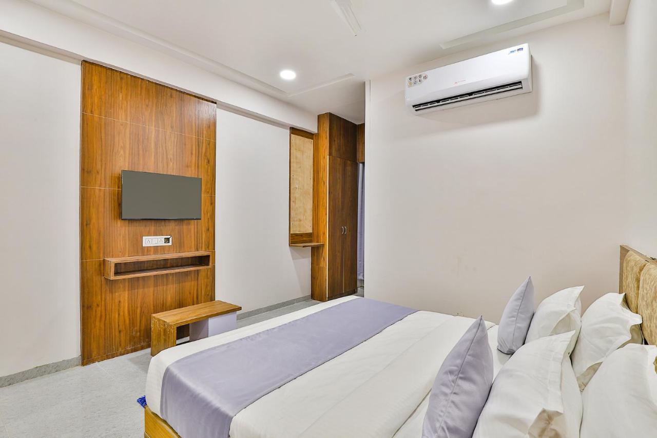 FabHotel Parkland A Ahmedabad Buitenkant foto