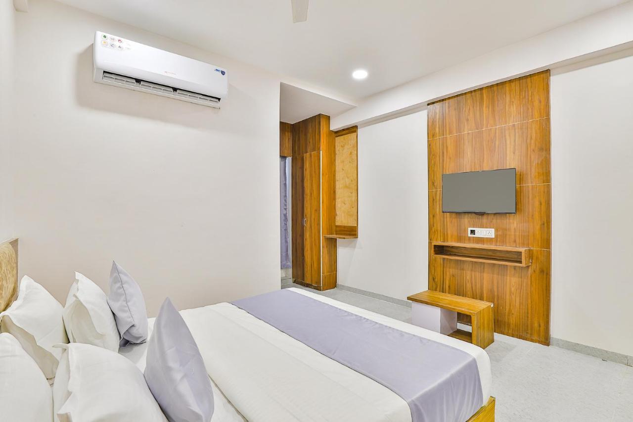 FabHotel Parkland A Ahmedabad Buitenkant foto